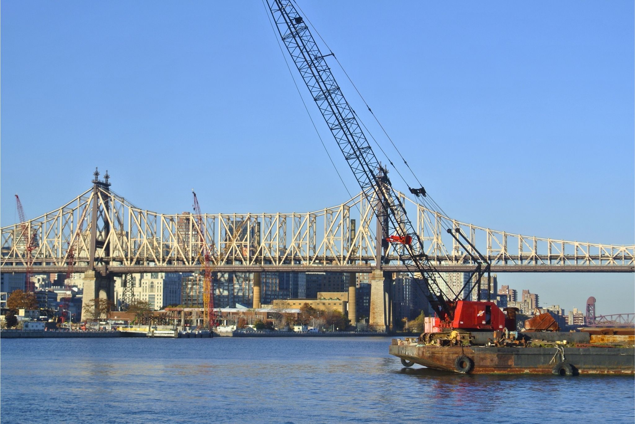 New York City Queensboro Bridge und Schiff auf Wasser